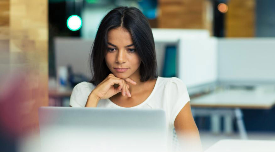 mujer cursando online